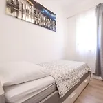 Oscar & Leo Apartments