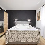 Oscar & Leo Apartments
